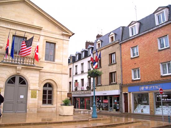 Place de la Mairie et façade